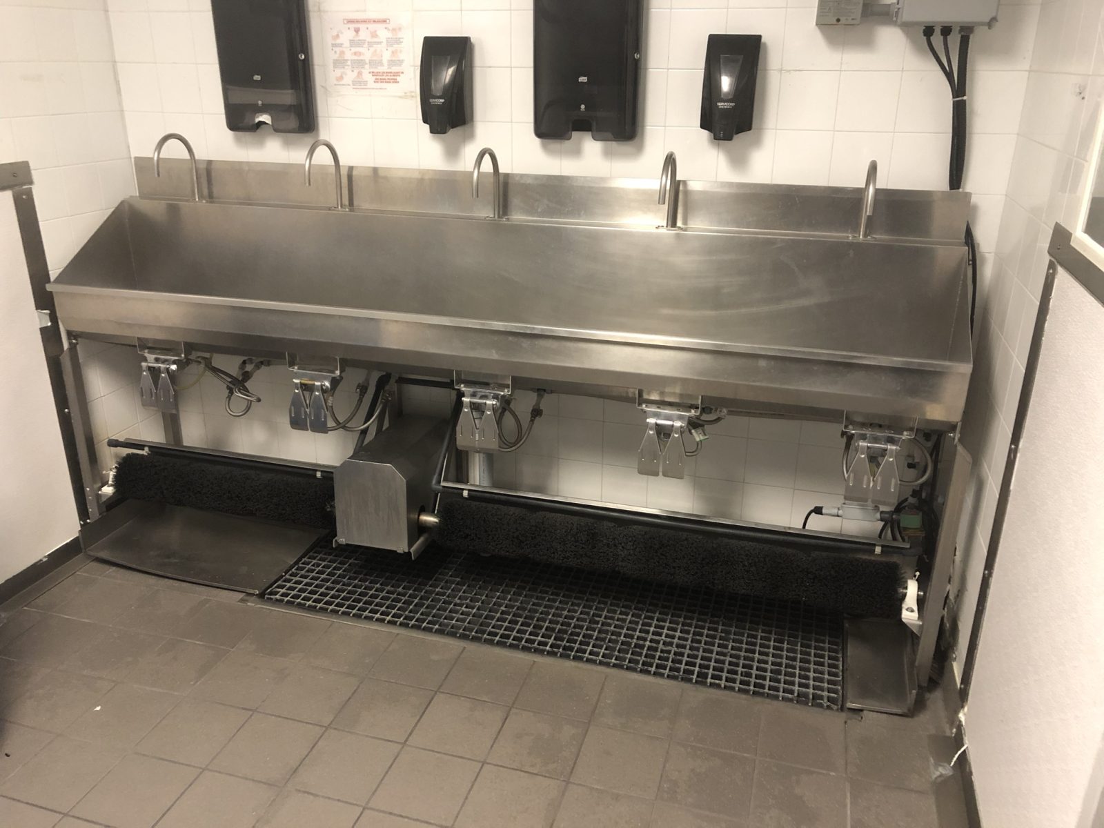 LAVABO AVEC LAVE-BOTTE